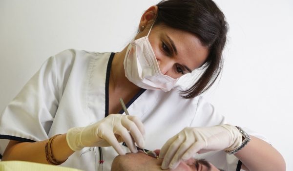¿Cómo se corrige el apiñamiento dental?