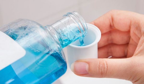 como-utilizar-colutorio-dental-770x434