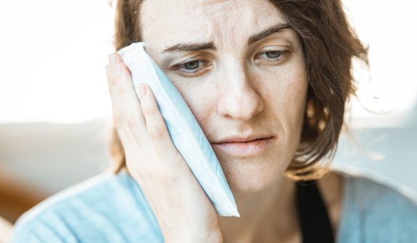 Dolor e infección en un implante dental